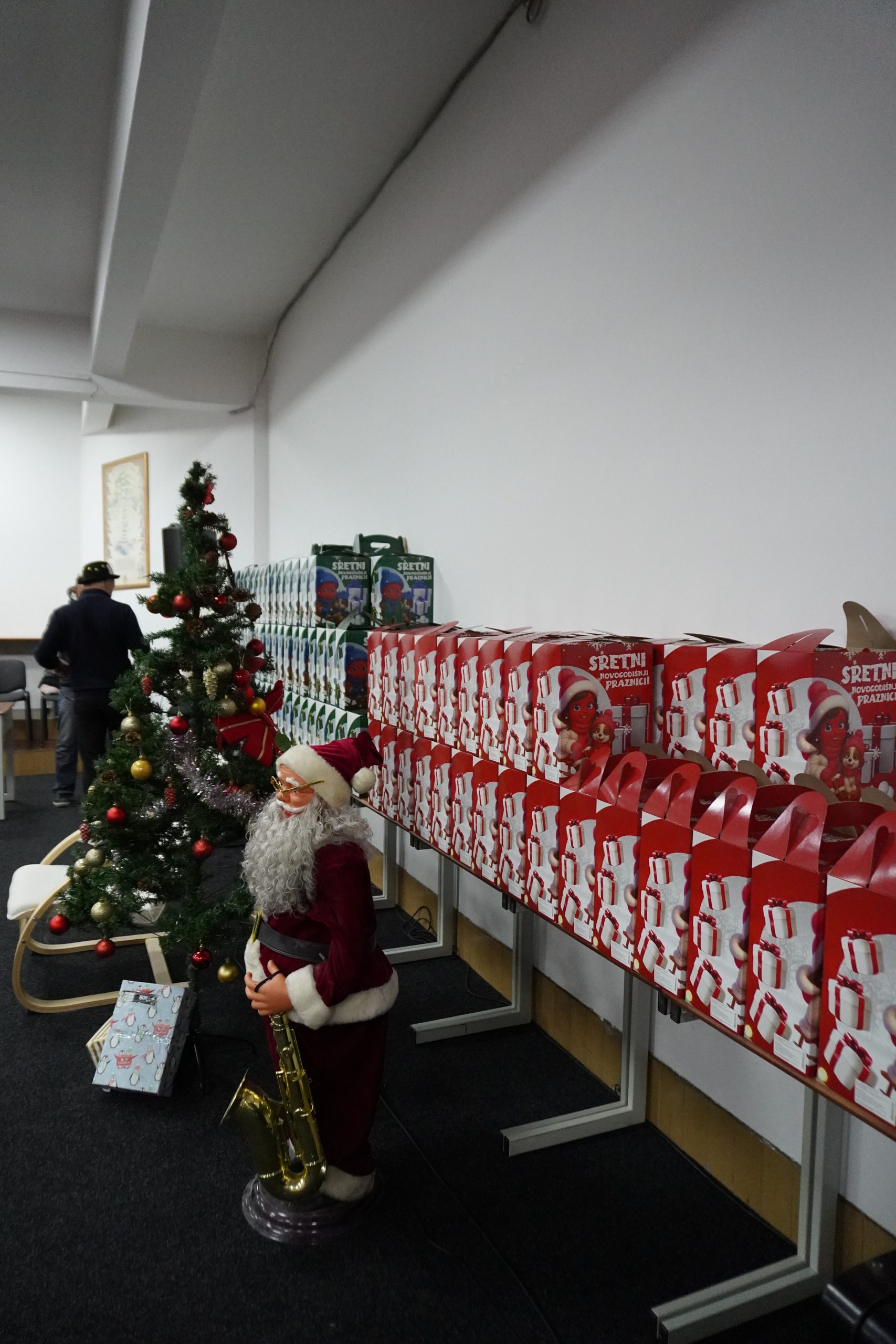 Kompanija Robot General Trading i ove godine organizovala podjelu novogodišnjih paketića za djecu školskog i predškolskog uzrasta iz Centra za odgoj, obrazovanje i rehabilitaciju „Vladimir Nazor“