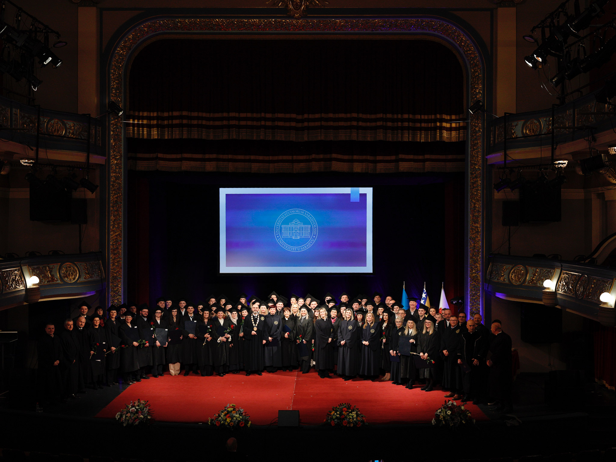 Svečanom ceremonijom u Narodnom pozorištu Sarajevo Univerzitet u Sarajevu promovisao 63 doktora nauka i umjetnosti
