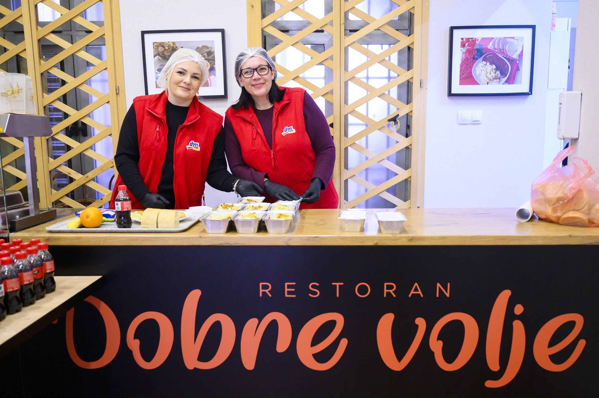 dm zaposlenici učestvovali u podjeli obroka u 27 narodnih kuhinja širom BiH