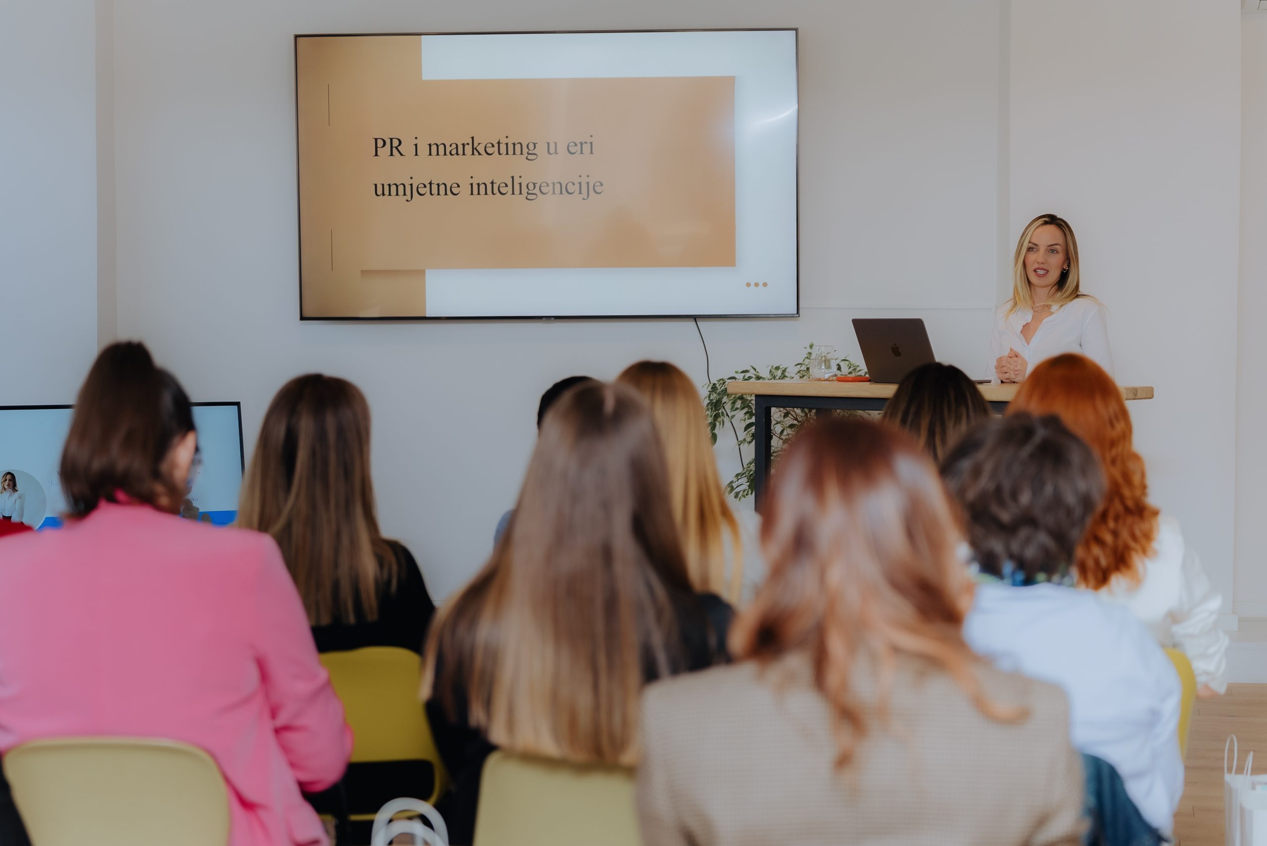 WomanCom u saradnji s Ajlom Karajko organizovao radionicu: Marketing upgrade: AIedition – Kako transformirati svoj workflow uz umjetnu inteligenciju